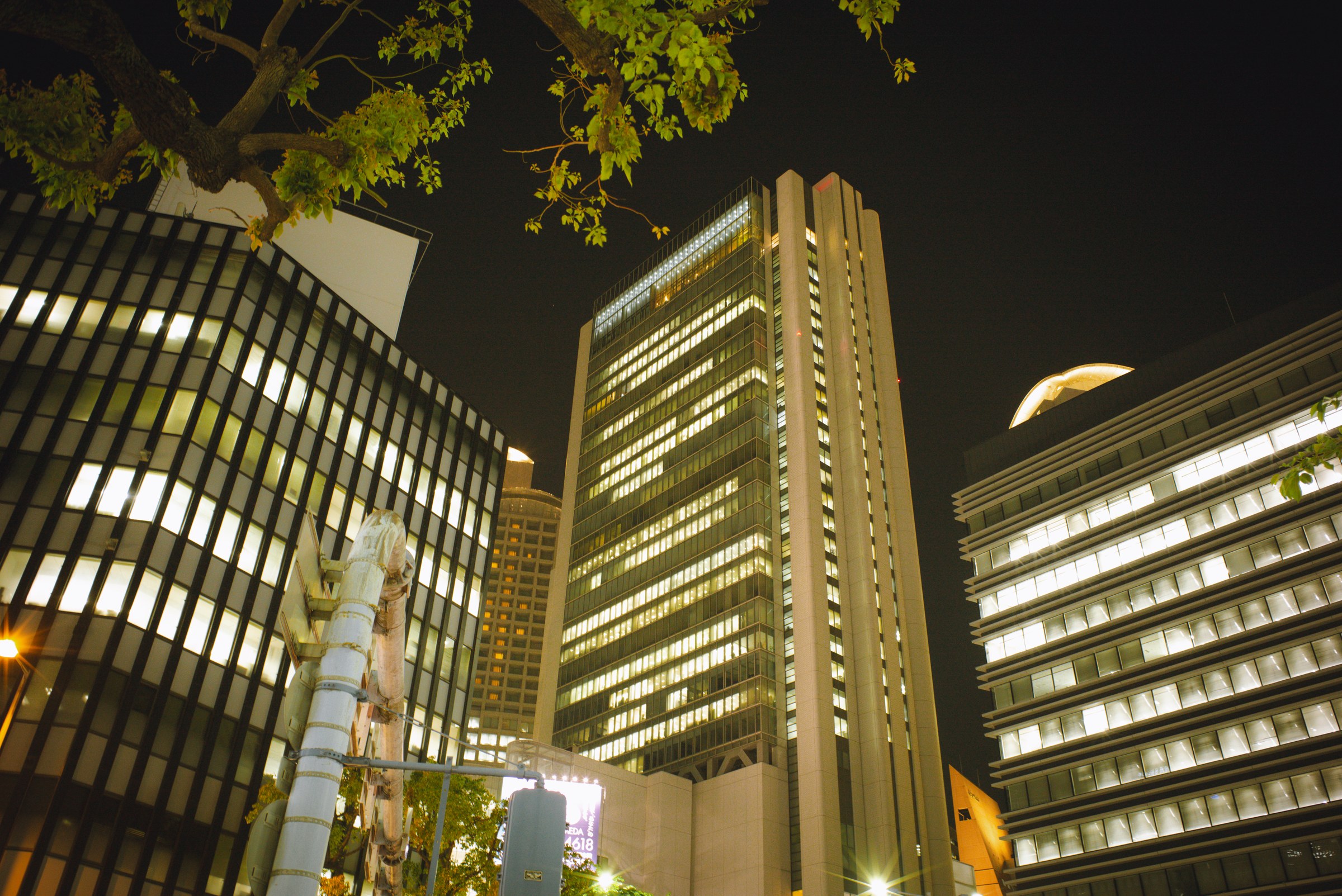 You can see that the CBD is brightly lit until late at night.